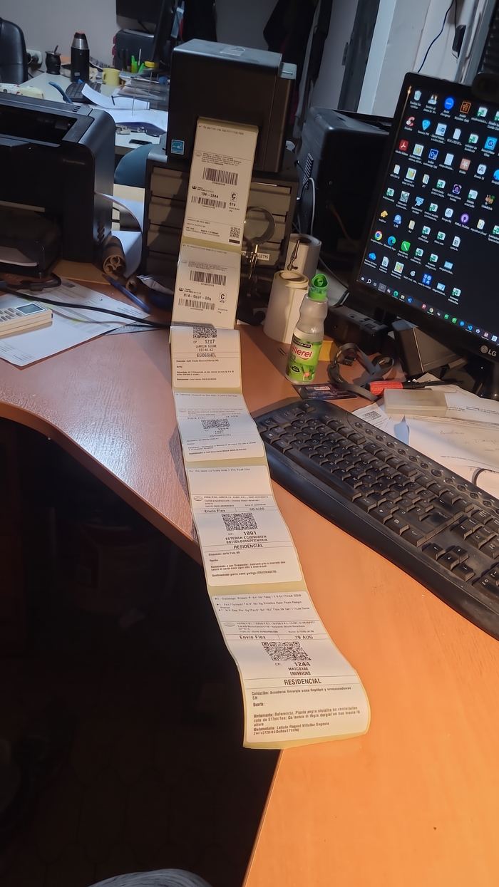 Tira de etiquetas acumuladas de un fin de semana, sobre un escritorio real (datos de ejemplo)